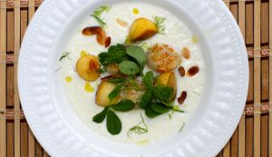Fennel-almond puree with scallops, apples and fenugreek